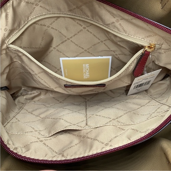 MICHAEL KORS
Emilia Large Pebbled Leather Shoulder Tote Bag
COLOR DARK CHERRy - Picture 4 of 16